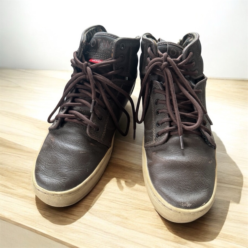 Men’s- Vans faux leather sneaker (size 8)